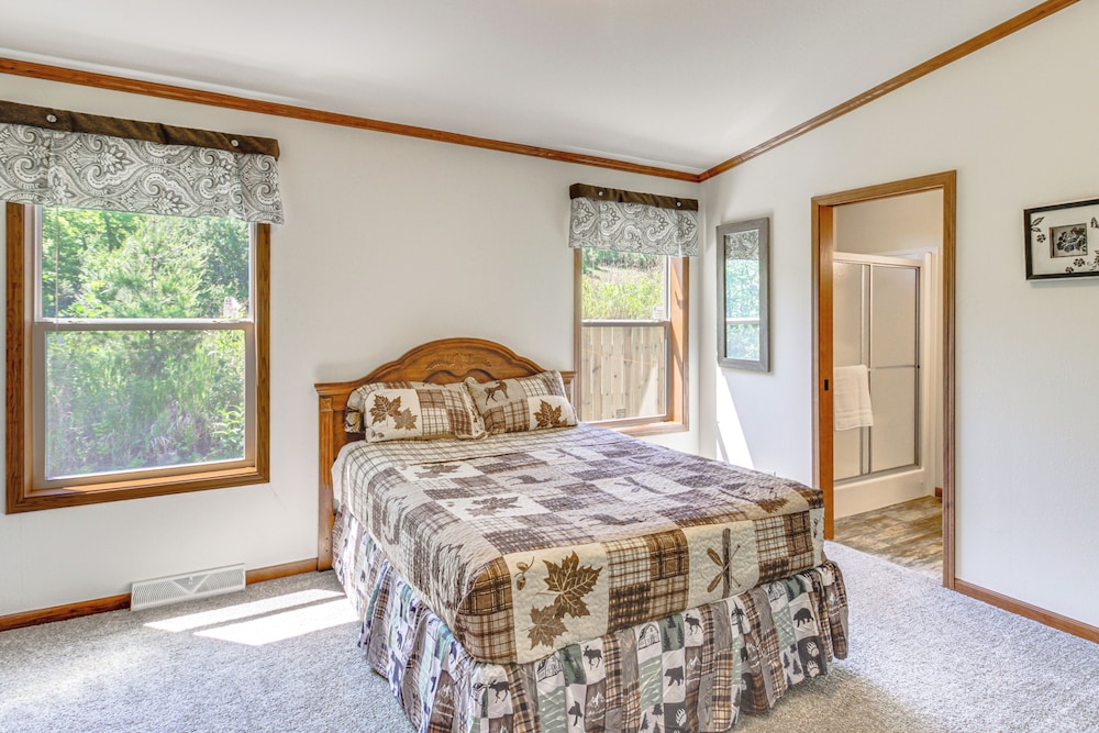 'woman Lake Chain Retreat' w/ Deck & Dock!