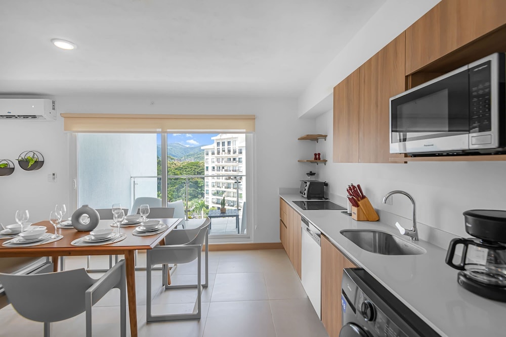 Upstay - Brand New Condo w Pool - 5 Mins to Beach