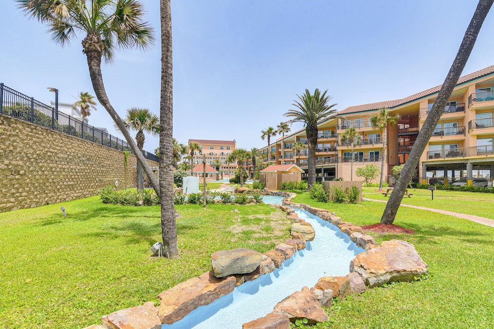 Walk to Beach: Pool-view Condo in Galveston!