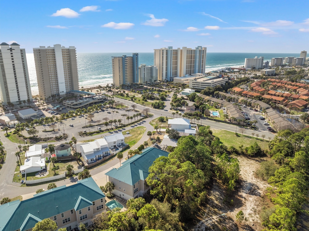 Sailors Cove: 5-bedroom, 4.5 Baths, Sleeps 12! Steps Away From the Beach!