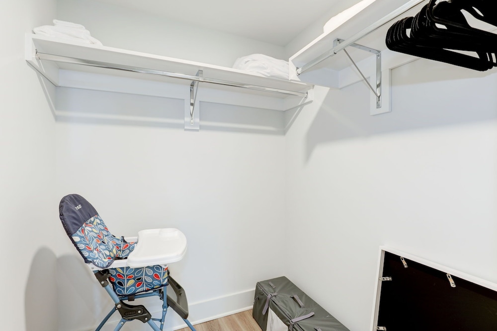 Elegant 2BR Apartment Minutes From DC