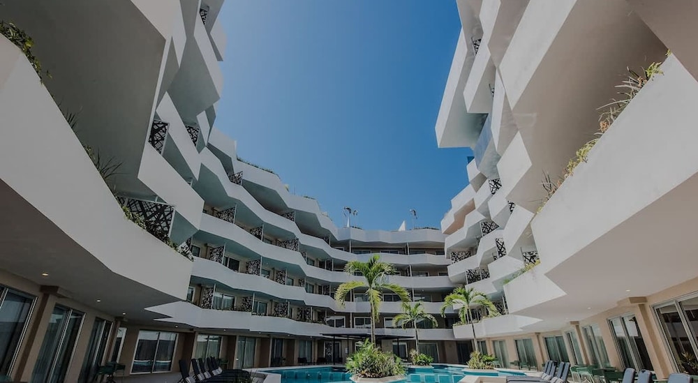 Pool View 1 Br Steps Away From the Beach