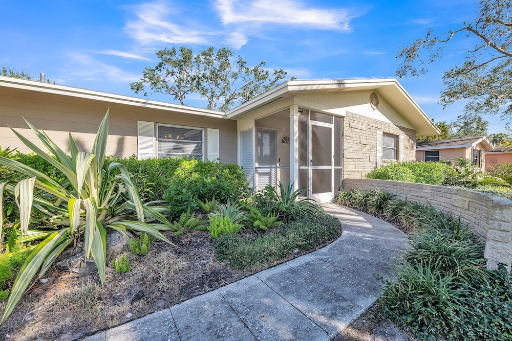 Beautiful Pool Home Near Siesta Key Beach 2 Bedroom Home