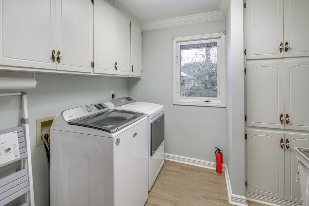 Screened-in Porch w/ Views: Hot Springs Getaway!