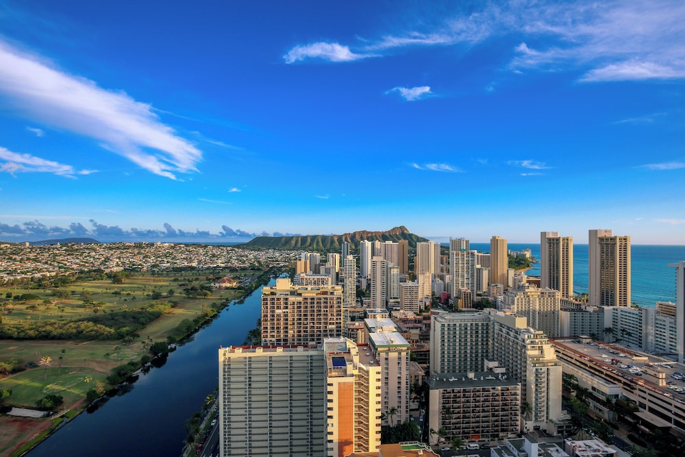 Hotel Ocean and City Views at Island Colony Near Waikiki Beach - Image 1