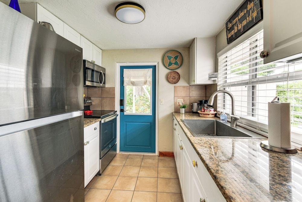 < 3 Mi to Dtwn: Pet-friendly Sarasota Stay w/ Yard