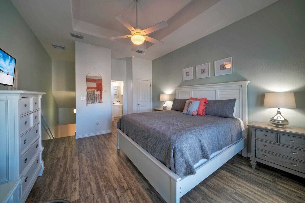 Sleeps 23, 2 Beachside Homes Resort Pool, Walk to the Beach, Balcony + Yard