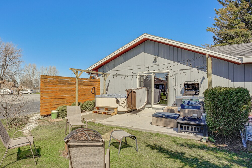 9 Mi to Shore: Home w/ Hot Tub in Howards Grove!