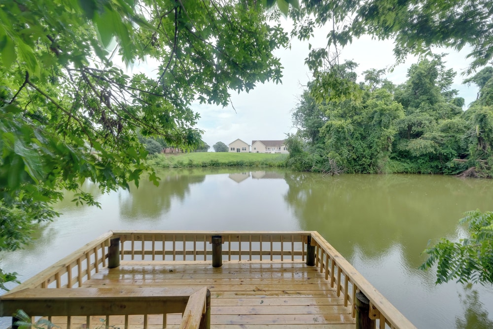 Fish, Relax & Enjoy Lake Views: Colonial Beach Gem