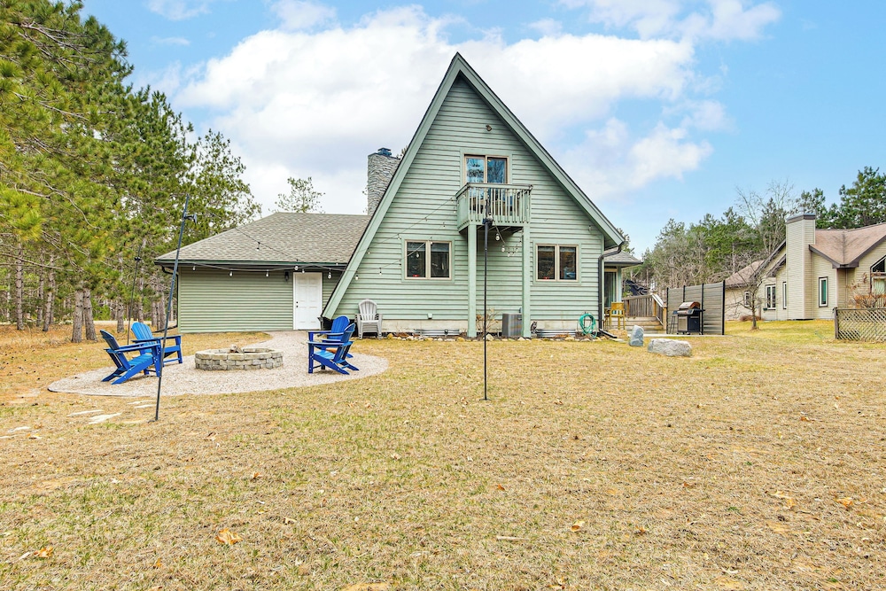 2 Mi to Sand Valley: Family Getaway w/ Deck!