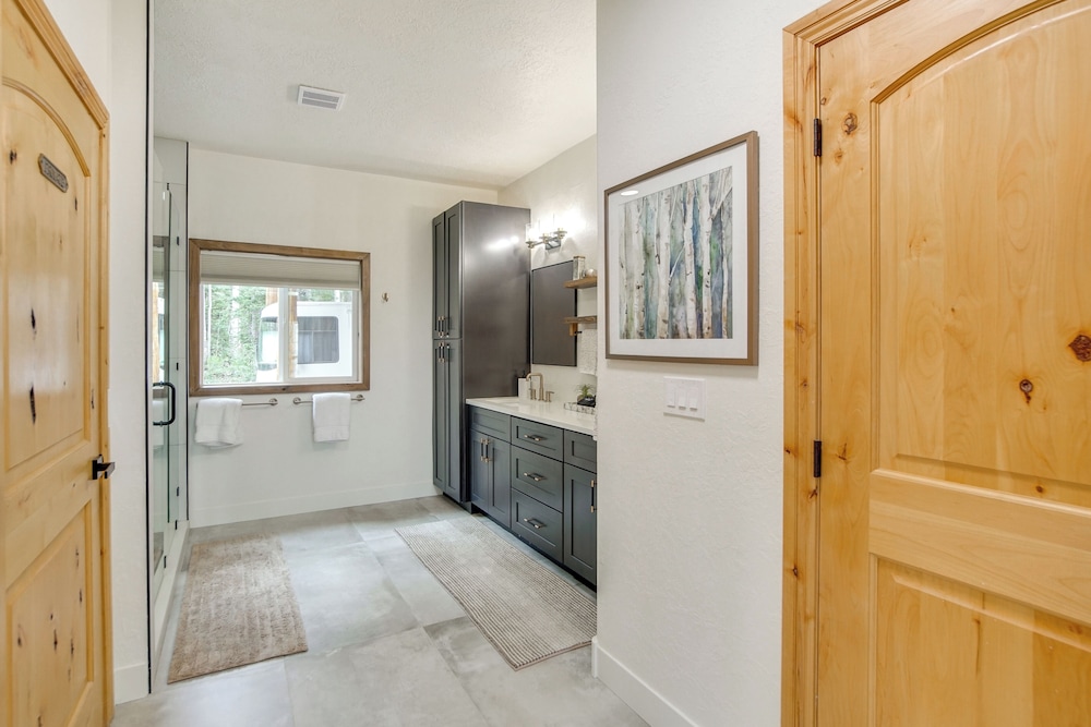 Hot Tub, Game Room! 3-story Brian Head Home