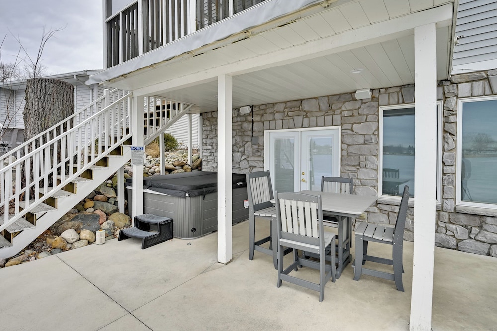 Hot Tub & Dock: Waterfront Lake Hamilton Home
