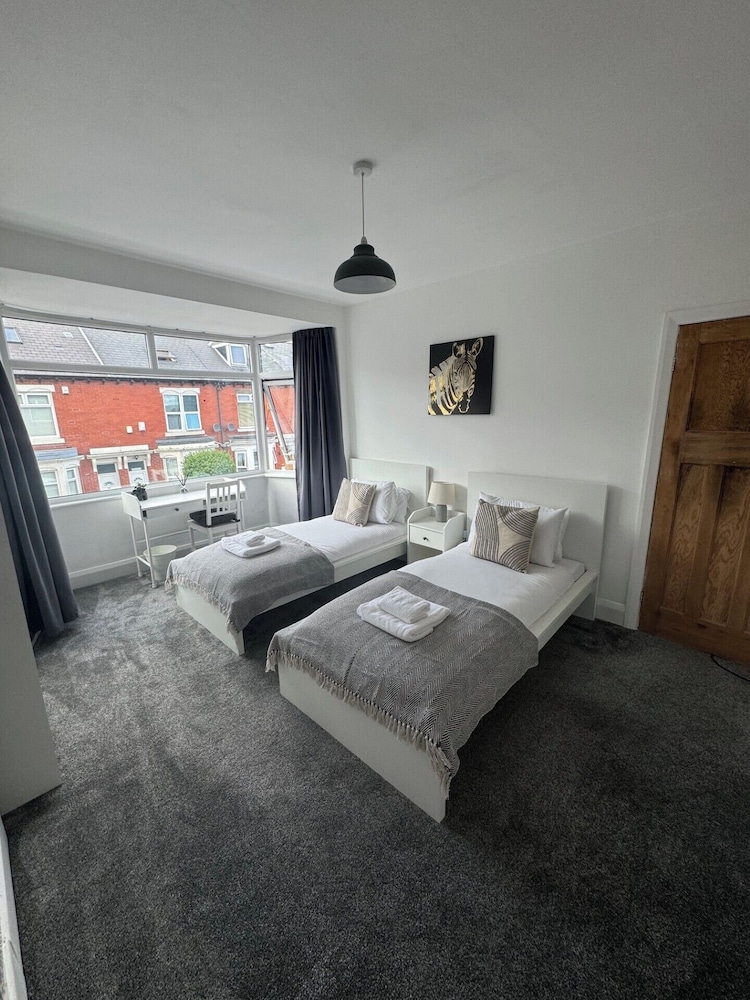 Simonside Apartment - Sleeps 6 -parking