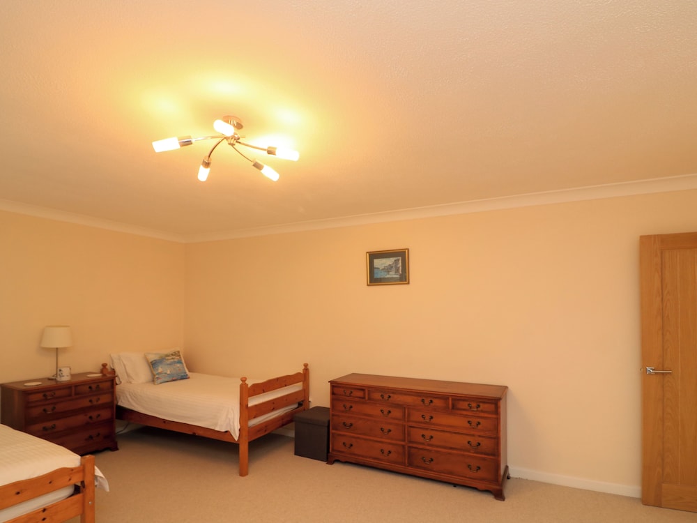 3 Hamstone Court