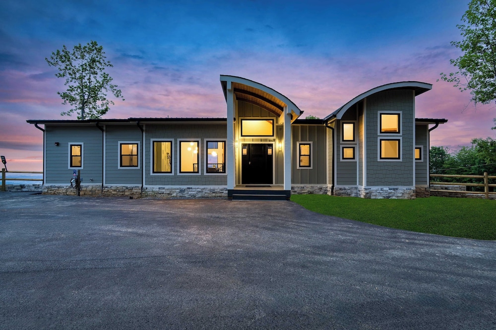 Luxury Group Retreat w/ Indoor Pool, Arcade & 56-mile Views Grand Vista Retreat