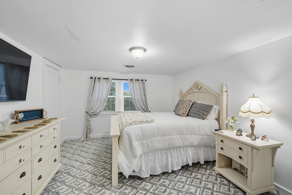 St. Louis Retreat With Game Room & Yard 3 Bedroom Home