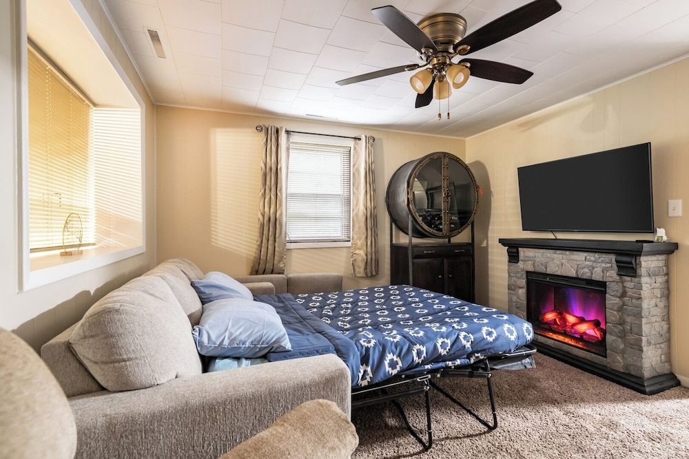 Spacious 3BR House With Firepit & Grill, Near Beach