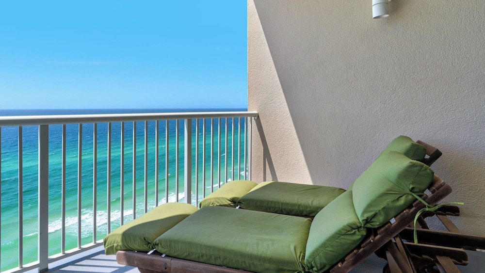 2BR Gulf Front Condo w/ Pool, Gym, Hot Tub + Free Attraction Tickets!