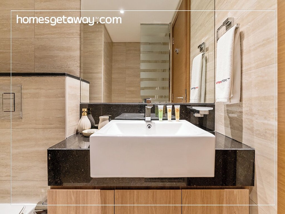 2BR Luxury with Stunning Lake View in Business Bay