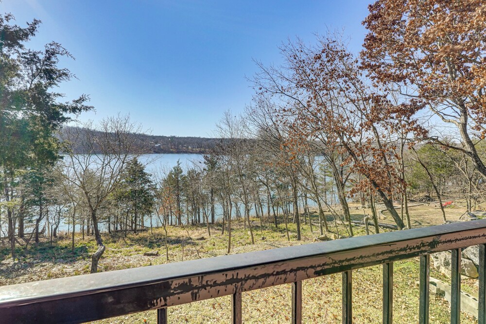 Table Rock Lake Cabin w/ Waterfront Views!
