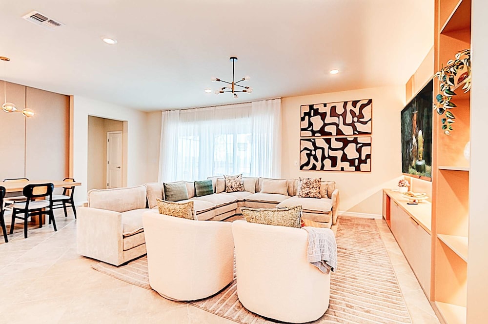 15807 Luxury 8 Bedroom Family Home With Game Room