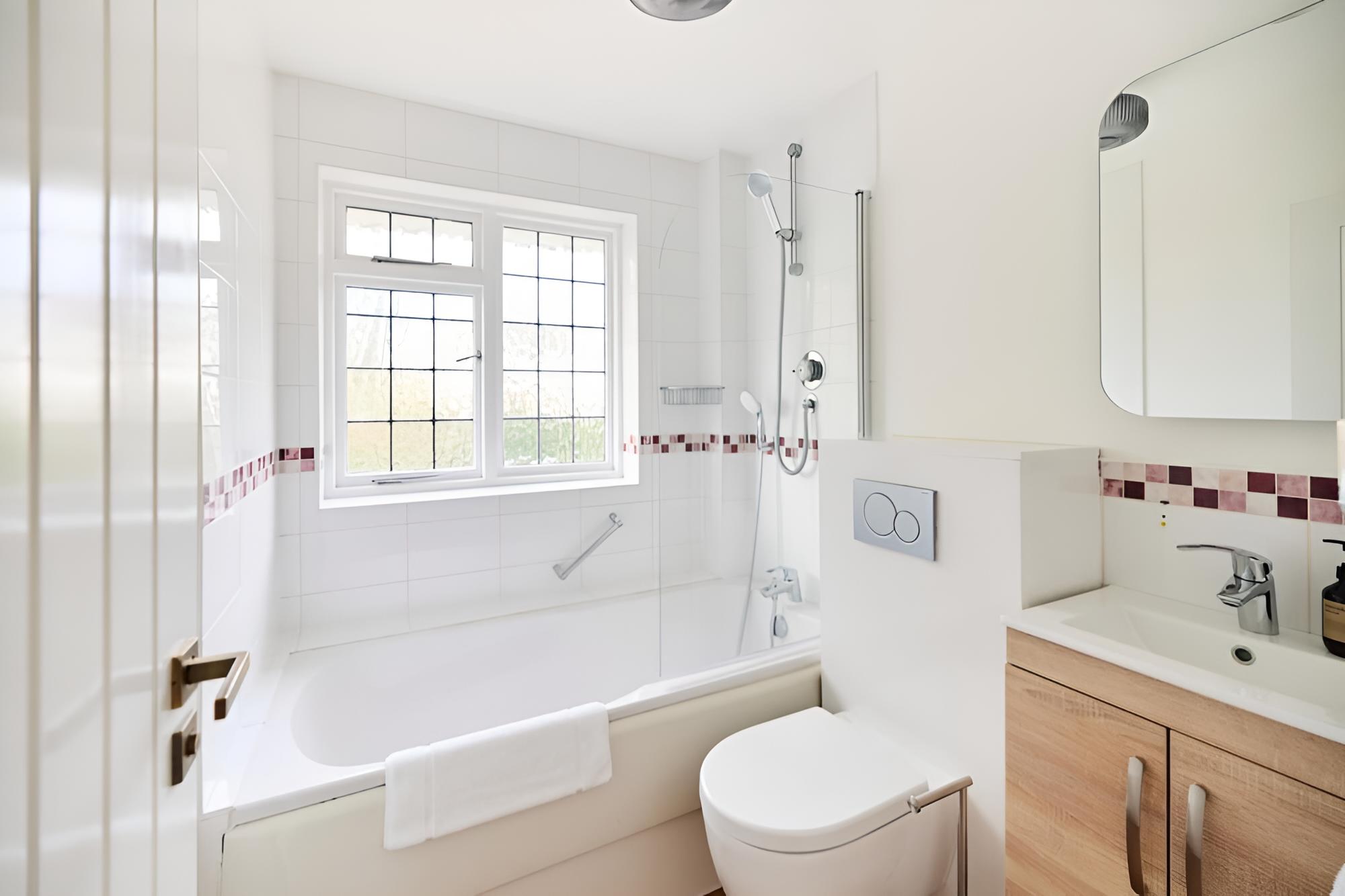 Farnham Vacations - The Farnham Arms - Captivating 4bdr House With Garage - Property Image 8
