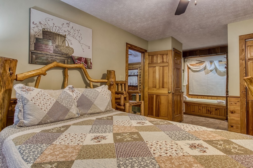 Er37 - Hi-bear-nate Great Location..close To Town 1 Bedroom Cabin by RedAwning view 2