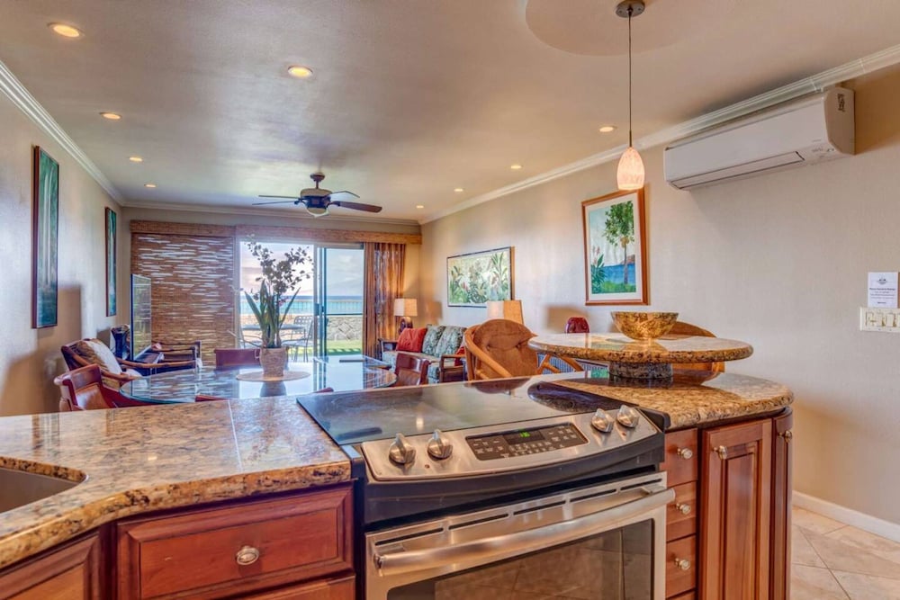 Whale Watching From Artist Inspired Retreat 2 Oceanfront Lanais AC