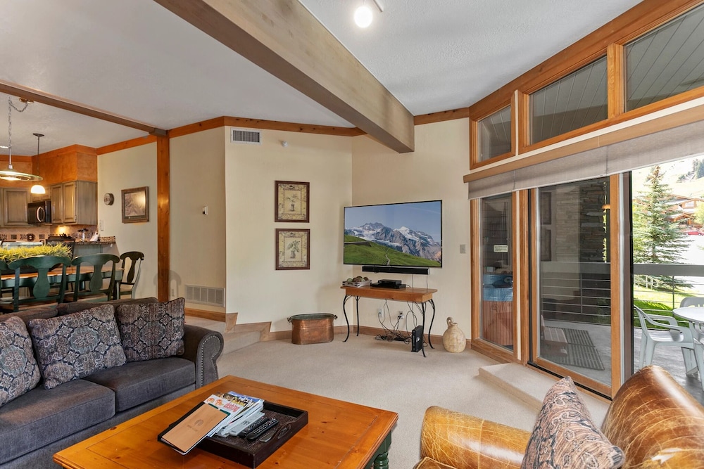 Powder Run at Deer Valley Resort - Two Bedroom Condo with Hot Tub #A13 2 Condo