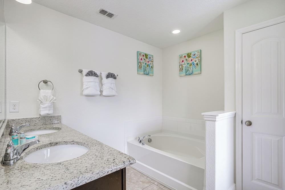 10 Mi to Wdw: Family Home w/ Game Room & Pool!