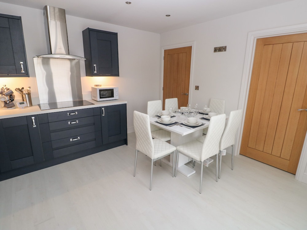 Lunaroxx, 6 Meadow Gardens, Kilgetty