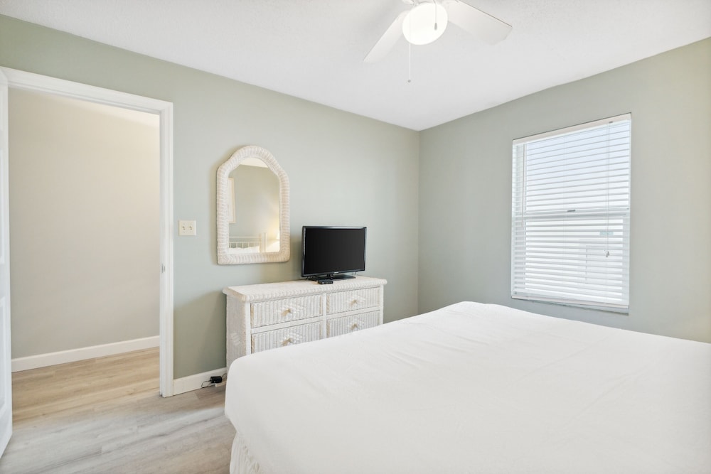 Pelican Beach Resort by Panhandle Getaways