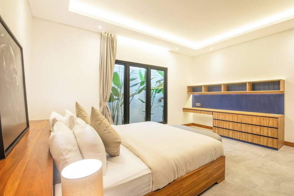 Elegant 3BR Retreat Stylish Modern Villa Seminyak