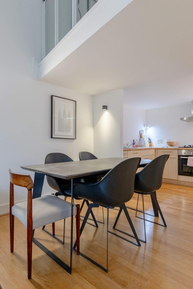 Chic 1BD Maisonette W/hot Tub, King's Cross!