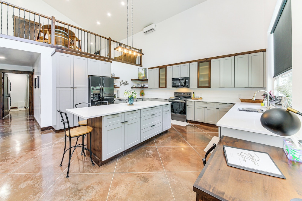 Relax, Reconnect & Explore: Modern Idaho House!