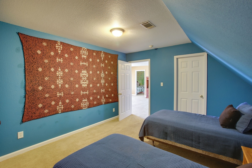 Luxury Scottsville Retreat on 10 Acres! view 4