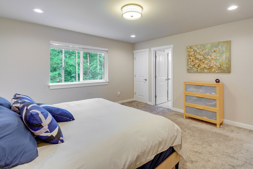 Lakefront Home by Gig Harbor: Quiet Family Retreat view 4