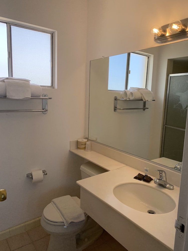 Tucumcari Vacations - Almara Inn - Property Image 5