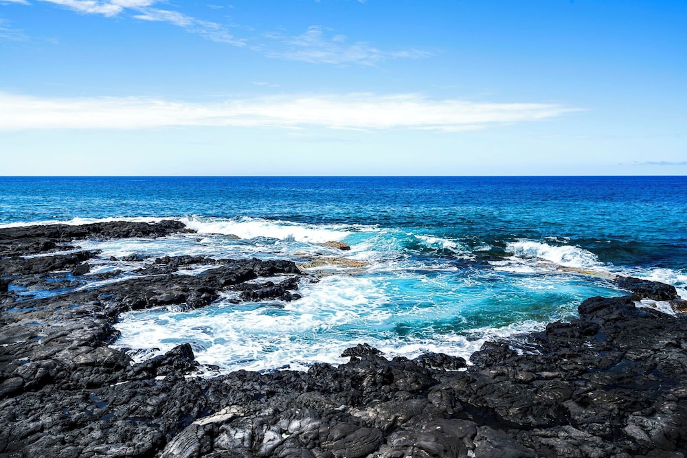 Oceanview Kona Condo - Pool, Lanai, Walk to Town - Vrkcv