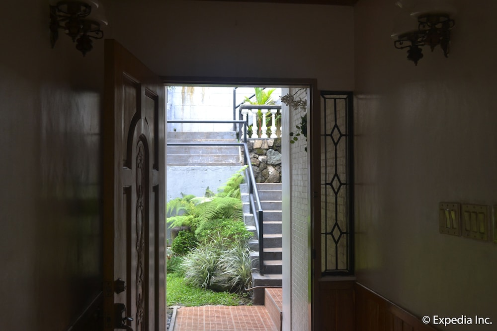 Chateau Beatrice Bed & Breakfast