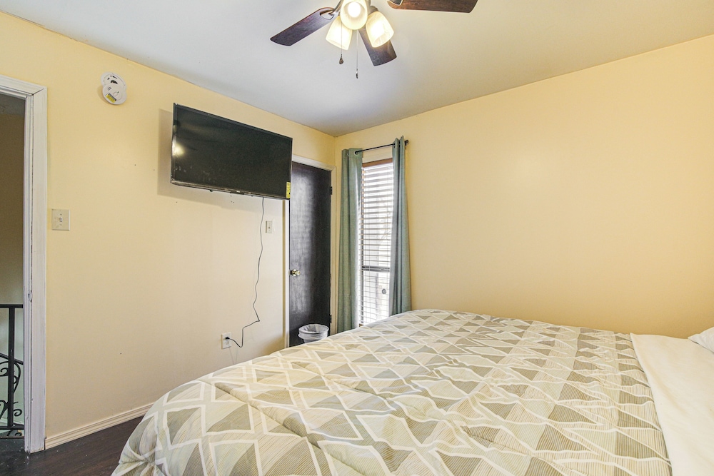 17 Mi to Dtwn Memphis: Townhome w/ Fenced Yard!