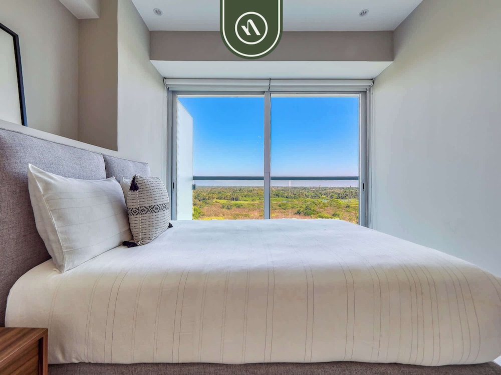 Luxury 3 BR Condo - Beach Access 1 Block Away