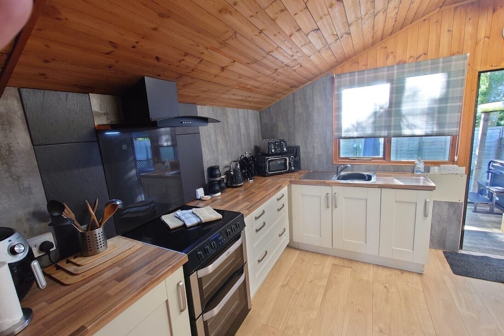 Wildwood Cabin - Sleeps 6, Hot Tub & Parking