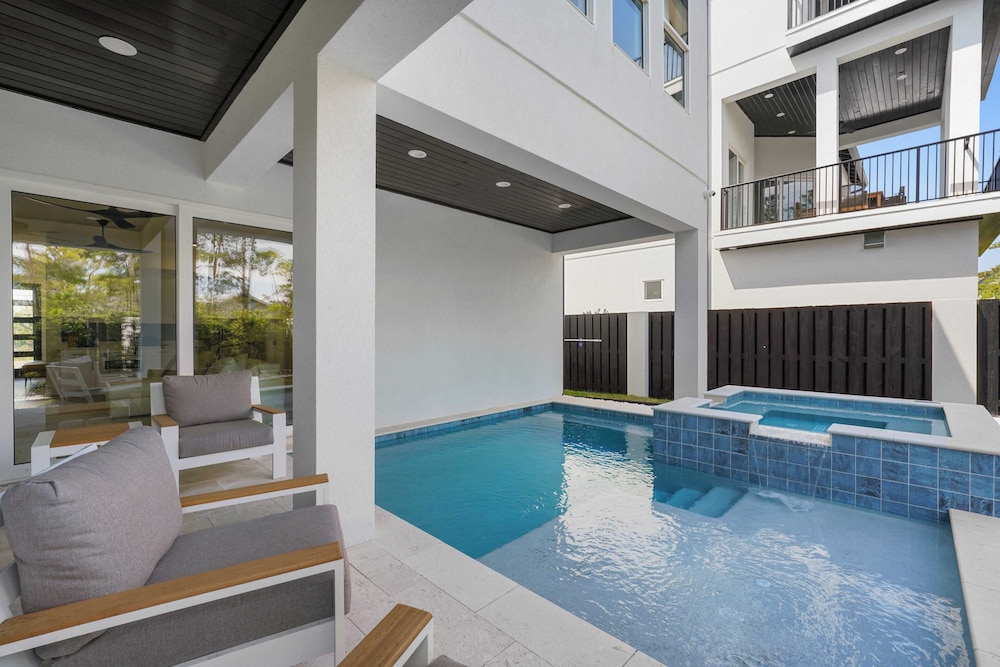 7 Bedroom Serentiy Sands Cottage with Heated Pool and Spa
