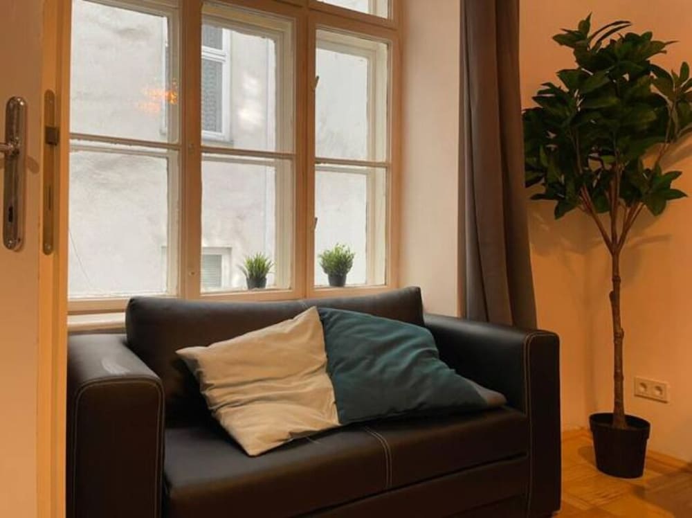 Designer Apartment - 5 min to Center