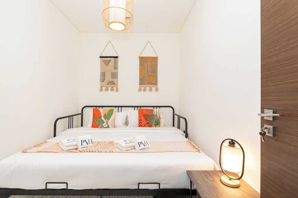 PVH - Stylish 1BR with Study - The Crest