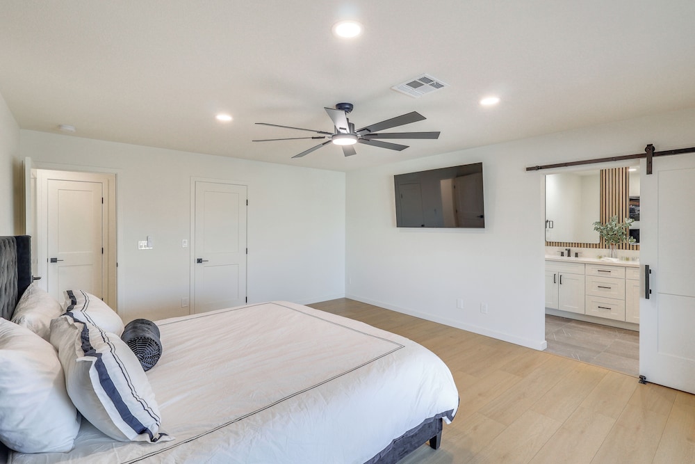 2 Mi to Windsor Beach! Updated, Sleek Family Home