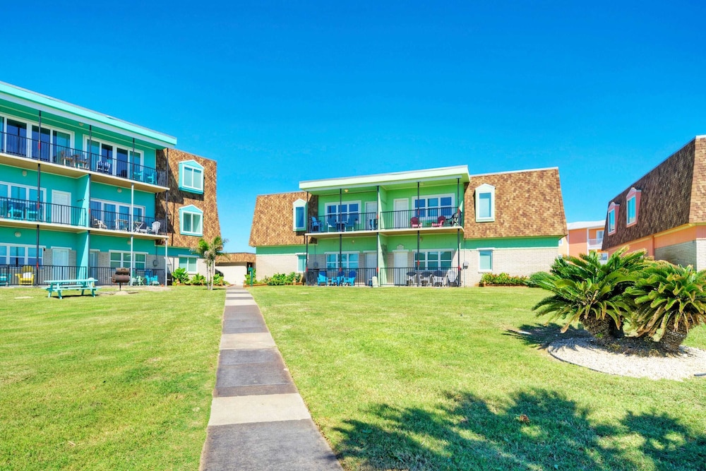 Steps to Sandfest 2 Condos in Beachfront Complex w/ Pool, Pickleball/tennis