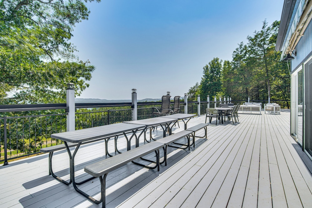 Lake View & Game Room on 3 1/2 Acres, Near Marina