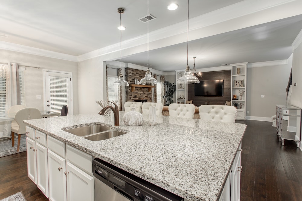 Large Luxury Getaway For Families Children view 4